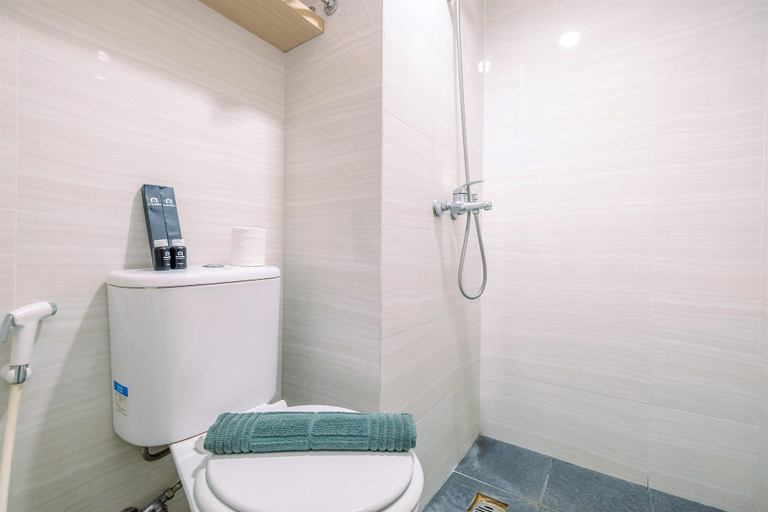 Bathroom 3, Comfortable and Tidy 2BR Podomoro Golf View Apartment, Bogor