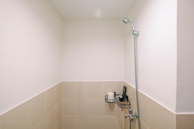 Bathroom 3, Fully Furnished with Cozy Design 2BR Podomoro Golf View Apartment, Bogor