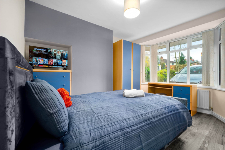 Room 3, Harborne House 4 Bedroom Contractor Qe Hospital, Birmingham