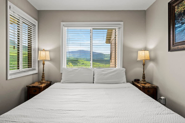 Room 4, Sleeps 6 Mountain Views Heated Pool Playground, Sevier