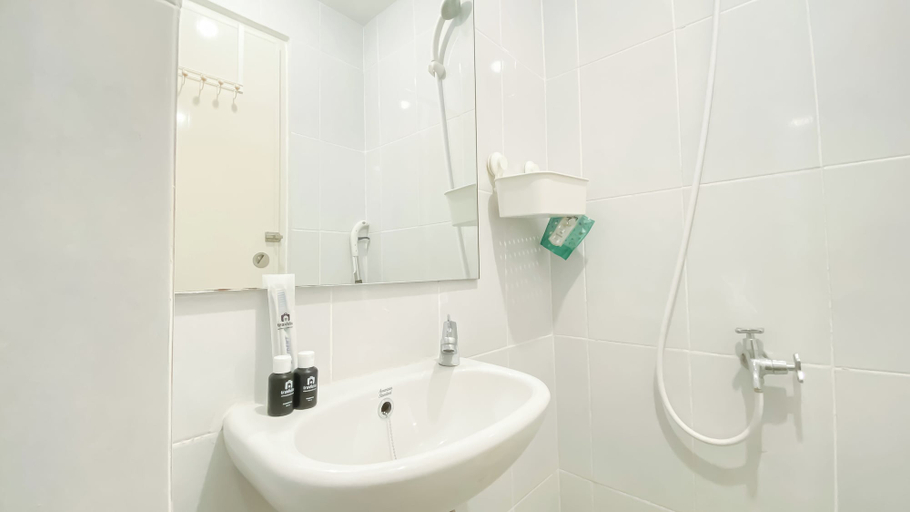 Bathroom 2, Cozy Living and Homey Studio at Apartment Tokyo Riverside PIK 2, Tangerang