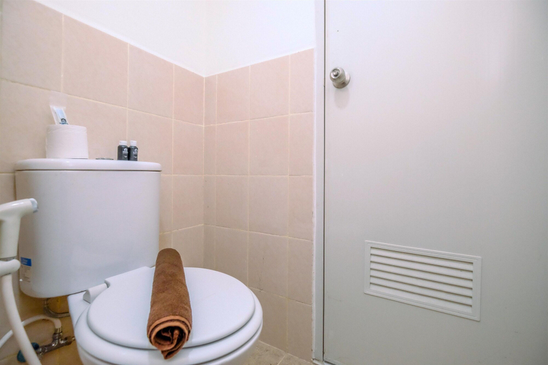 Bathroom 3, Comfort Stay 2BR at Podomoro Golf View Apartment, Bogor