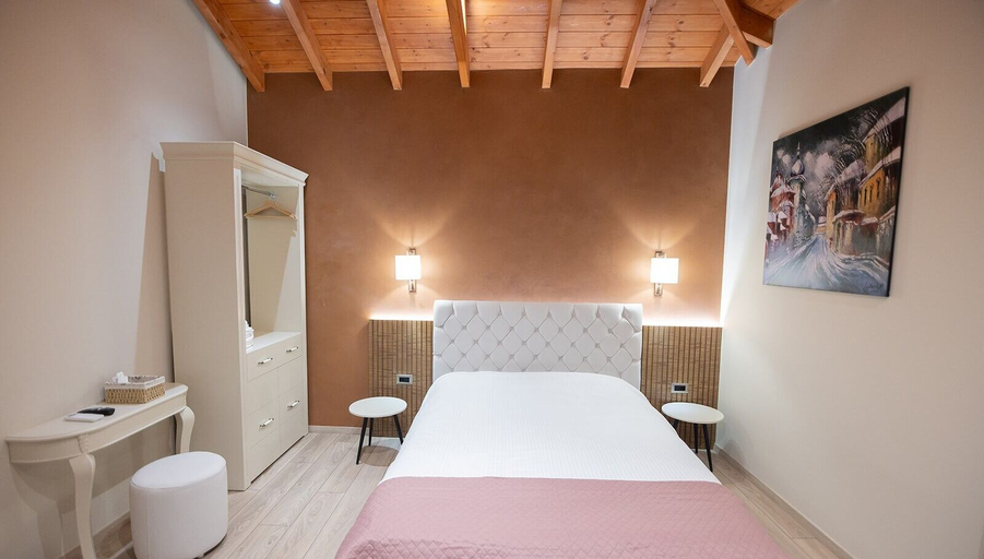 Bedroom 2, Moonlight Serenade, Korçës