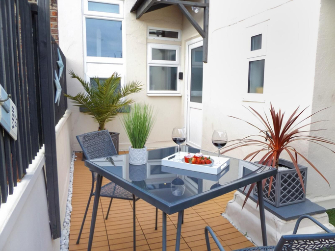 Outdoor dining 3, Nirvana Apartment Sunniest Spot in Scarborough, North Yorkshire