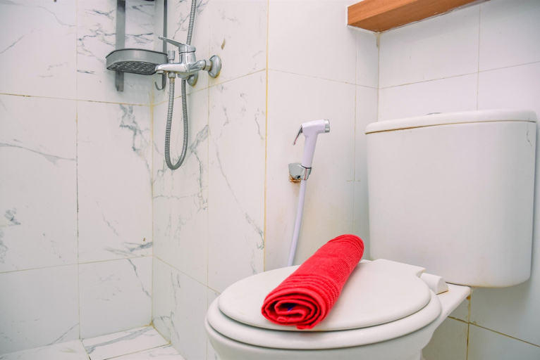 Bathroom 5, Nice and Warm 2BR at Podomoro Golf View Apartment, Bogor