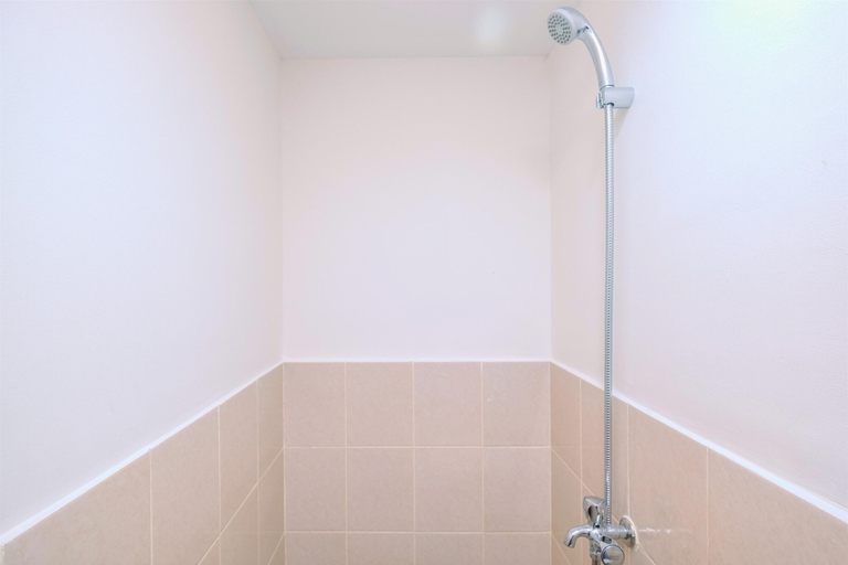 Bathroom 3, Comfortable and Lovely Studio Podomoro Golf View Apartment, Bogor
