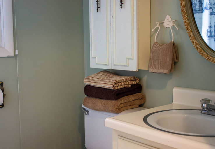 Room 3, Huge Manor w Indoor Hot Tub and Pool Table, Monroe