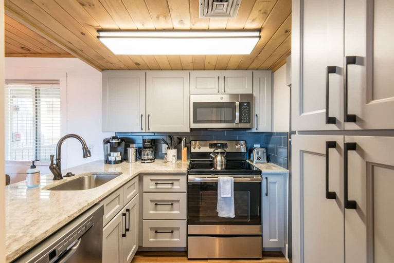 Private kitchen, Mountain Views Indoor Pool Access Full Kitchen, Sevier