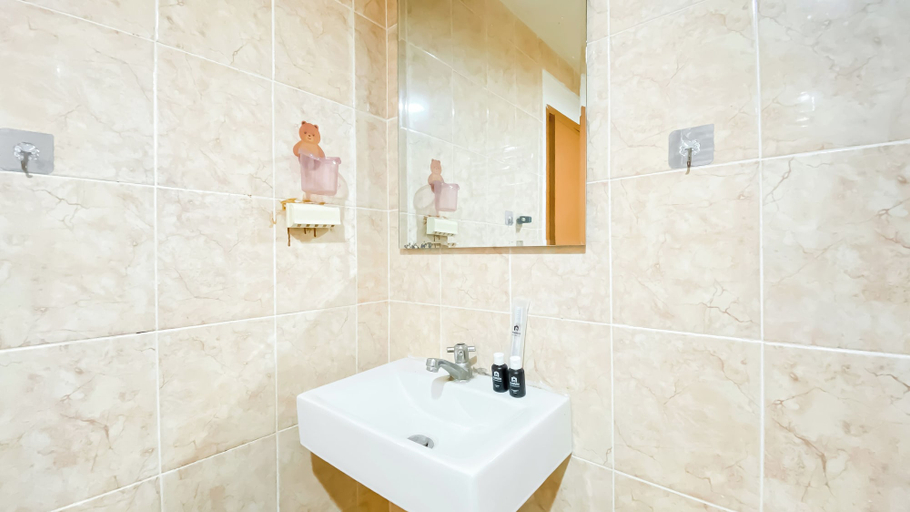 Bathroom 3, Comfortable and Simply 1BR Apartment Centro City, Jakarta Barat