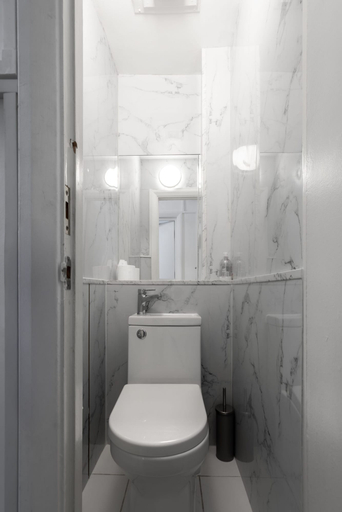 Bathroom 3, The Savers Hotel by PLI, London