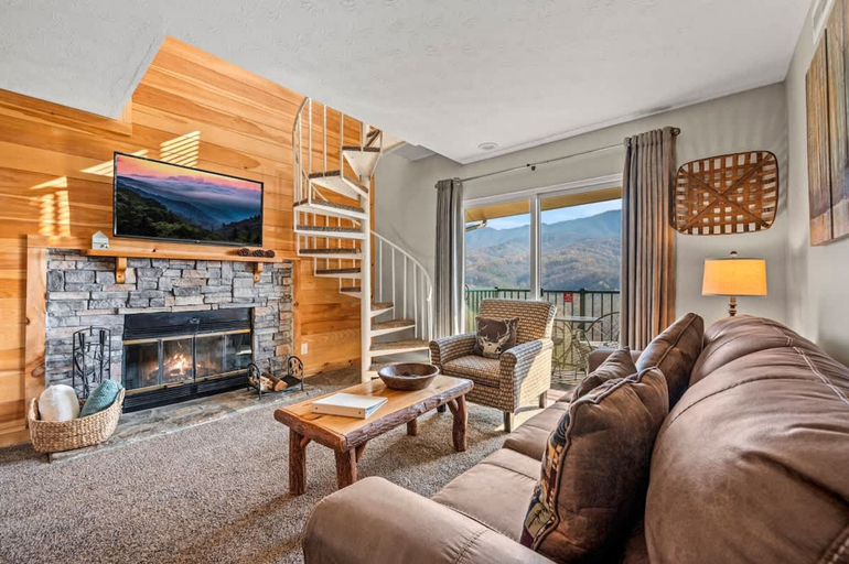 Room 3, Sleeps 6 Mountain Views Shared Resort Amenities, Sevier