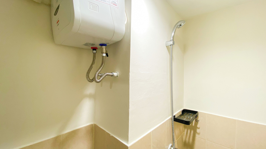 Bathroom 5, Tranquil and Homey Studio at Podomoro Golf View Apartment, Bogor