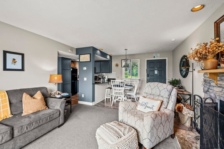 Room 4, Indoor Pool Hot Tub Sleeps 4 Mountain Views, Sevier