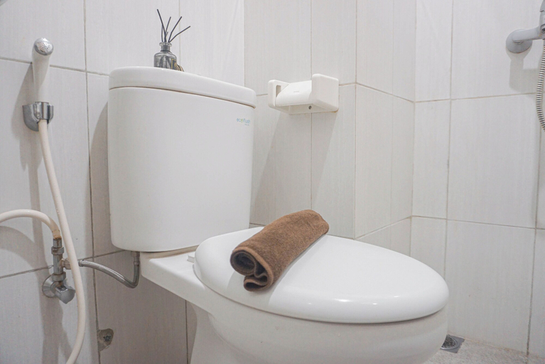Bathroom 2, Cozy Studio at Monroe Tower Apartment, Cikarang