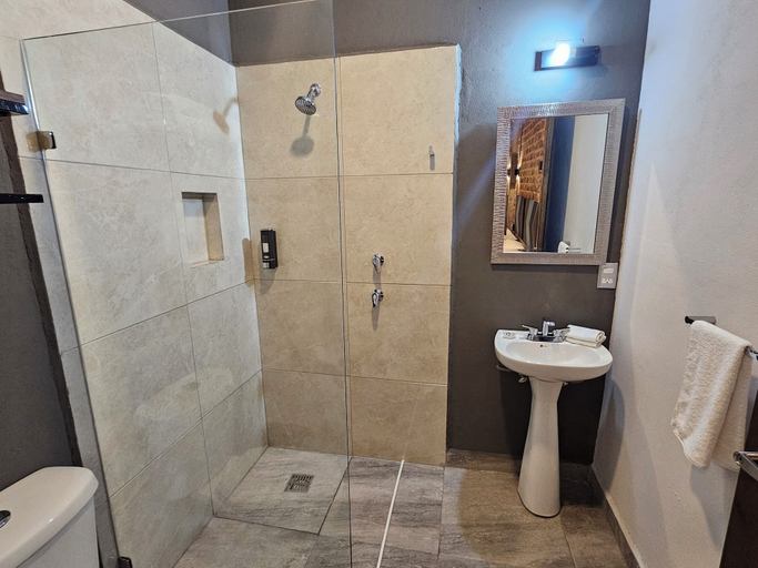 Bathroom 5, HOTEL THE ROOF, León