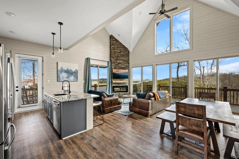 Room 5, NEW Lake View Indoor Pool Sleeps 14 Hot Tub, Jefferson