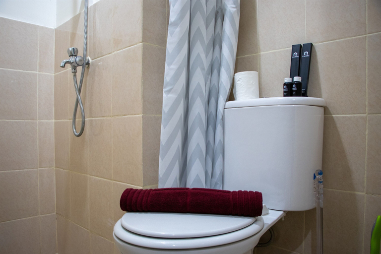 Bathroom 3, Comfort 2BR at 28th Floor Podomoro Golf View Apartment, Bogor