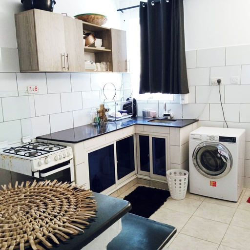 Private kitchen, Apartment Sleeps 6 With Free Parking, Nyali