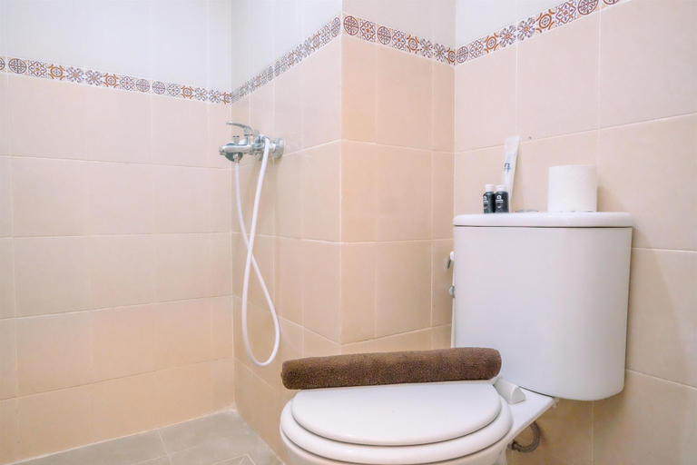Bathroom 3, Warm and Comfortable Designed 2BR at Podomoro Golf View Apartment, Bogor