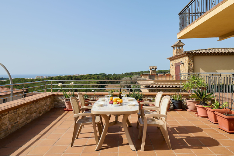 Room 3, Marina in Blanes With 6 Bedrooms and 4 Bathrooms, Girona