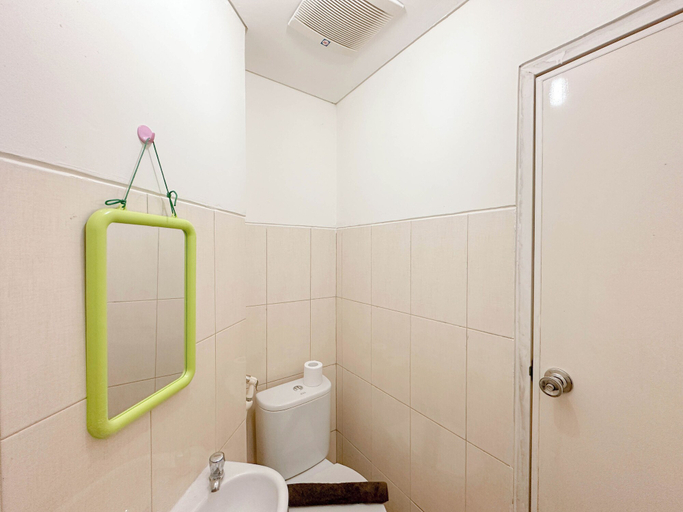 Bathroom 2, Modern Studio and Chic at Pavilion Permata Apartment, Surabaya