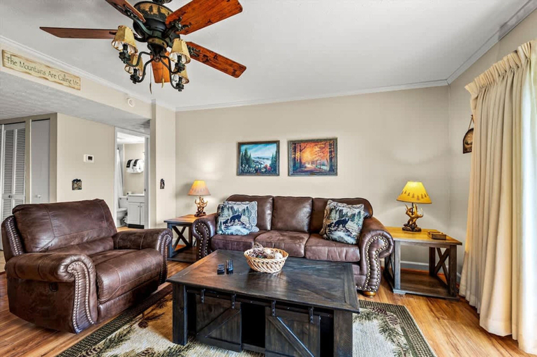 Room 3, Sleeps 4 Mountains Views Indoor Pool Sauna, Sevier