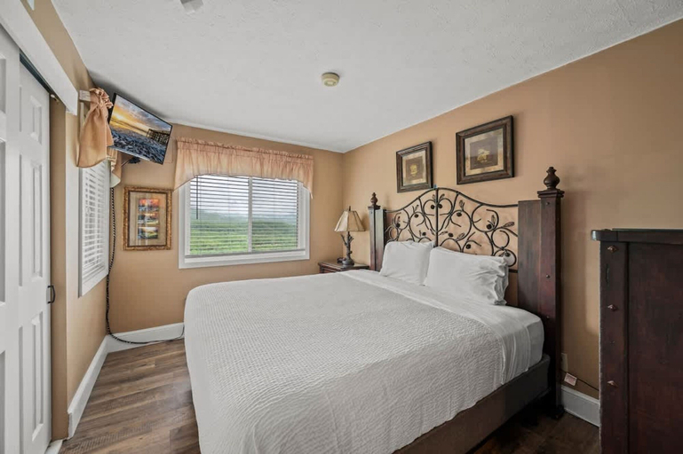Room 2, Mountain Views Sleeps 6 Heated Pool Hot Tub, Sevier