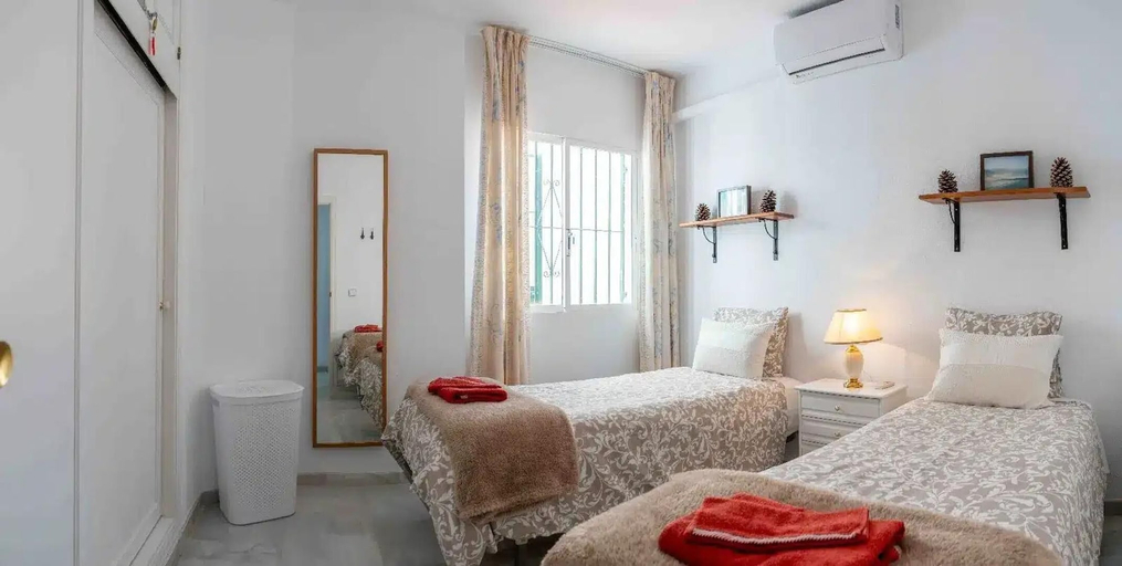 Room 5, Lovely 2-bed Calahonda Apartment sea & Golf Views, Málaga