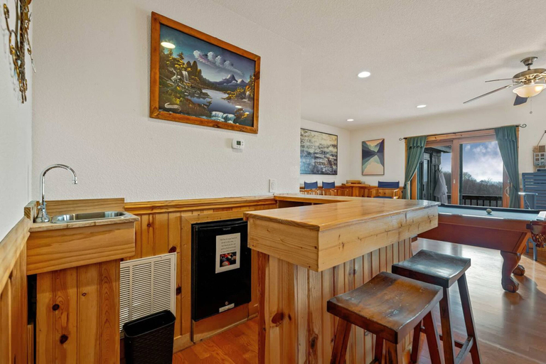 Room 2, Blue Ridge Mountain Cabin With Stunning Views, Madison