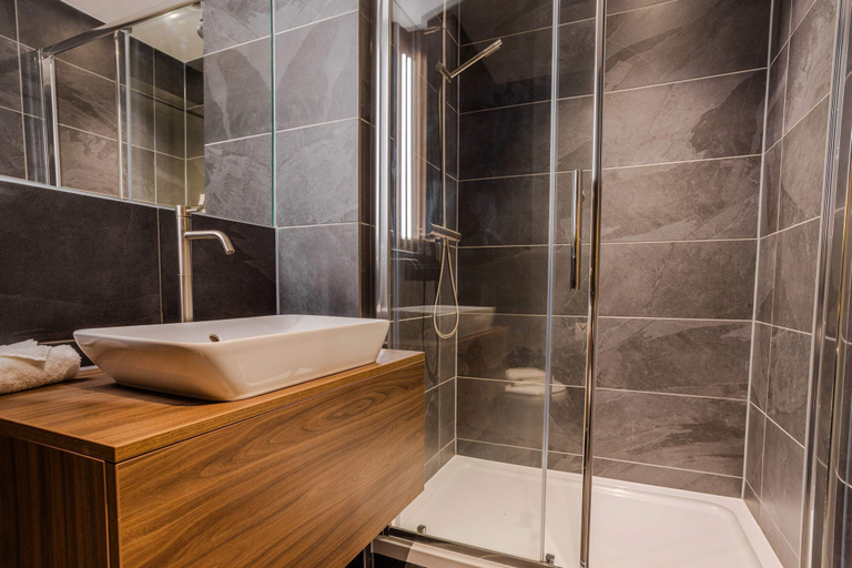Room 3, Midori Suite 2BR City Views, Manchester