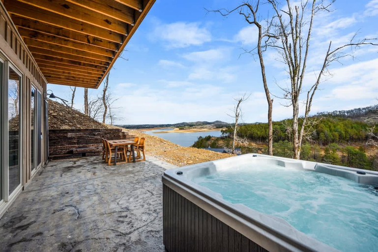 Room 4, NEW Lake View Indoor Pool Sleeps 14 Hot Tub, Jefferson
