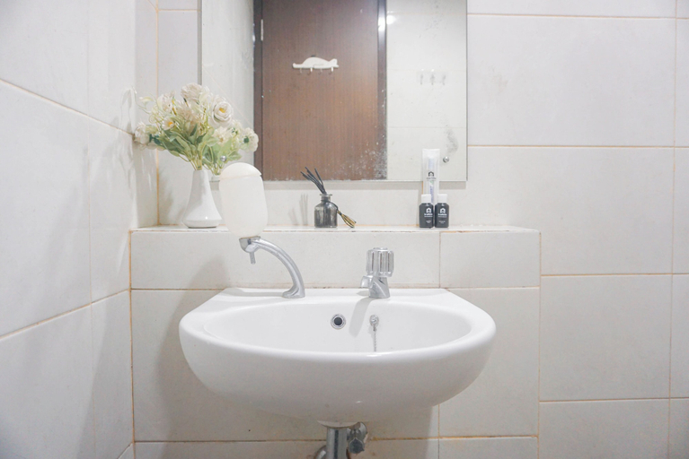 Bathroom 3, Cozy Stay and Strategic Studio Apartment at Grand Dhika City, Bekasi