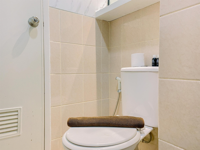 Bathroom 3, Good Place and Comfy 2BR at Podomoro Golf View Apartment, Bogor
