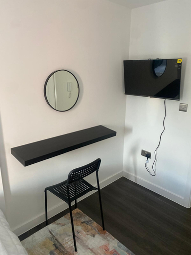 Others 5, Cozy City Apartment in Rainham, London