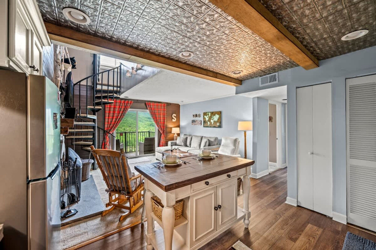 Room 3, Sleeps 6 Pool Playground Mountain Views Hot Tub, Sevier