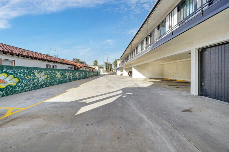 Exterior & Views 2, Casablanca Inn, Los Angeles