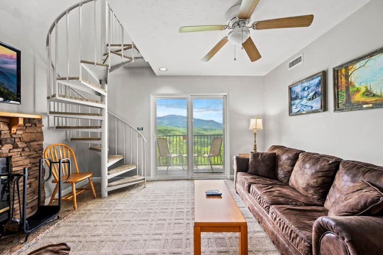 Room 2, Sleeps 6 Mountain Views Heated Pool Playground, Sevier