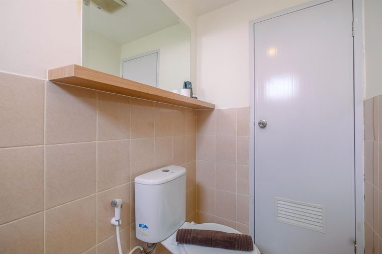 Bathroom 3, Classic and Elegant 3BR at Podomoro Golf View Apartment, Bogor