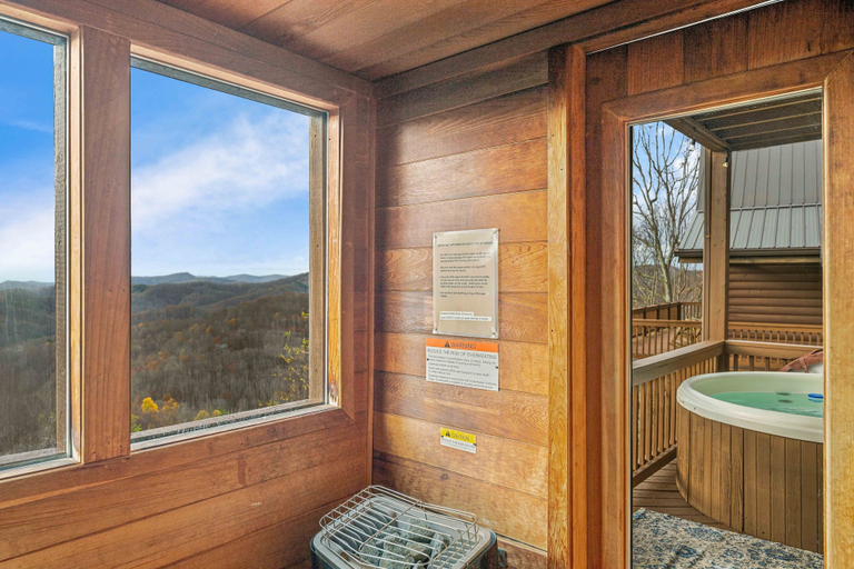 Room 4, Blue Ridge Mountain Cabin With Stunning Views, Madison