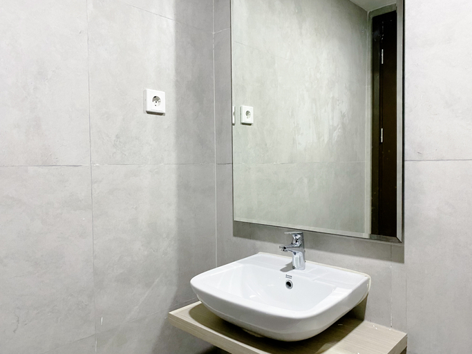 Bathroom, Restful Studio Room Pollux Chadstone Apartment By Travelio, Cikarang