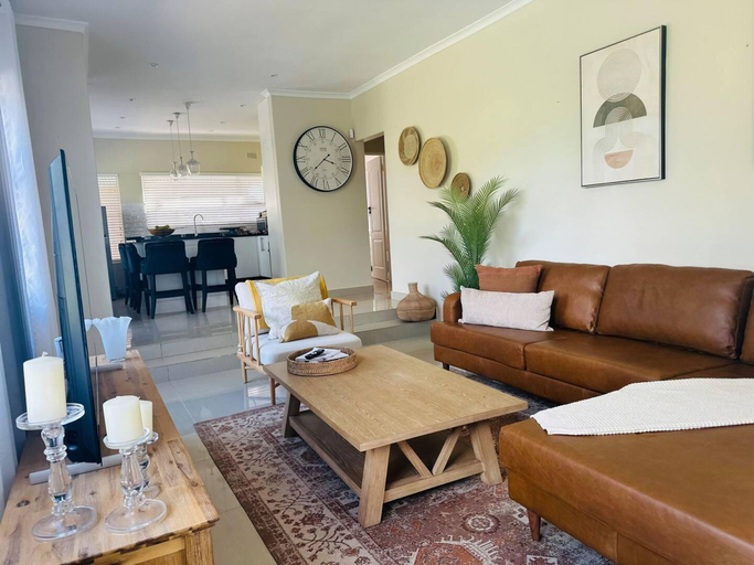 Room 3, Stunning 2 bed With Pool - 2275, Harare
