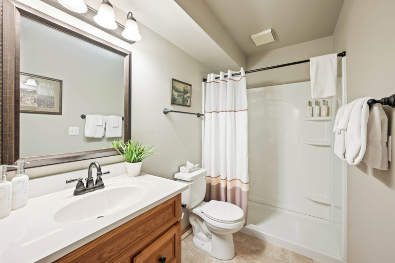 Bathroom 4, All Seasons River Inn, Chelan