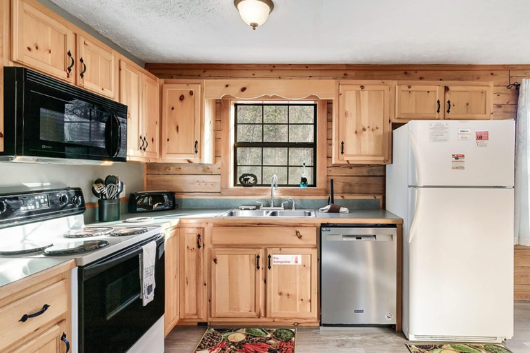 Room 5, Stunning Cabin w Hot Tub Pool Table Arcades, Sevier
