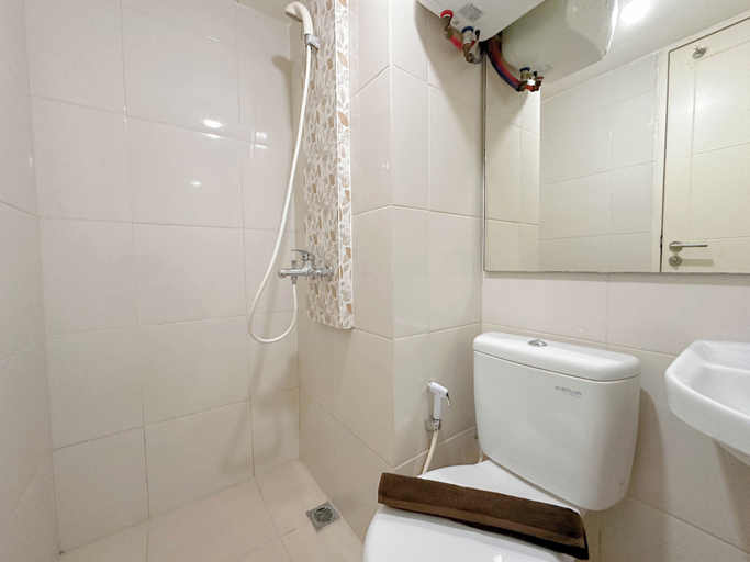 Bathroom 3, Cozy Stay 2BR at Tanglin Supermall Mansion Apartment, Surabaya