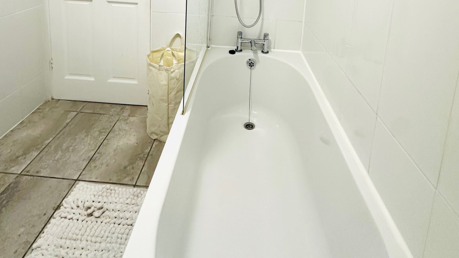 Bathroom 2, Ibate Apartments - Cozy 2 Bedroom Home, Essex