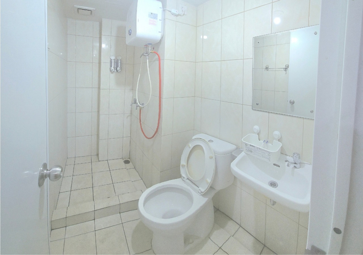 Bathroom 5, 2BR Apart 2nd Floor Springlake Summarecon Bekasi, Bekasi