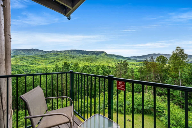 Room 2, Sleeps 6 Indoor Pool Playground Hot Tub, Sevier