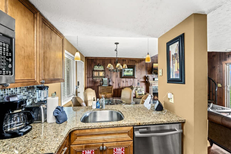 Room 3, Sleeps 4 Hot Tub Indoor Pool Mountain Views, Sevier
