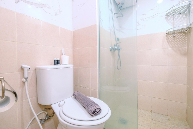 Bathroom 3, Best Deal and Homey 2BR Podomoro Golf View Apartment, Bogor