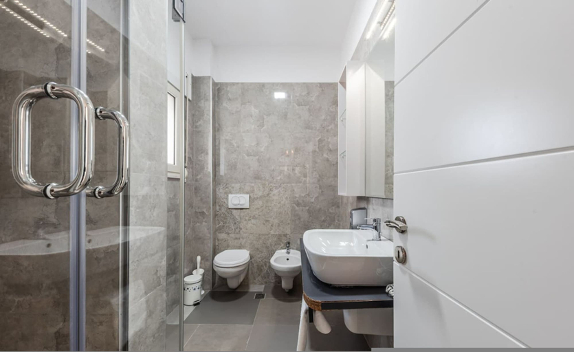 Room 3, 2-br Apartment by the Beach - Jasemin, Durrësit
